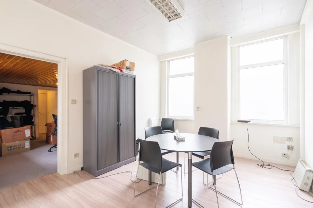 Bureau - Espace de Bureau avec Cuisine dans le Centre de Zele