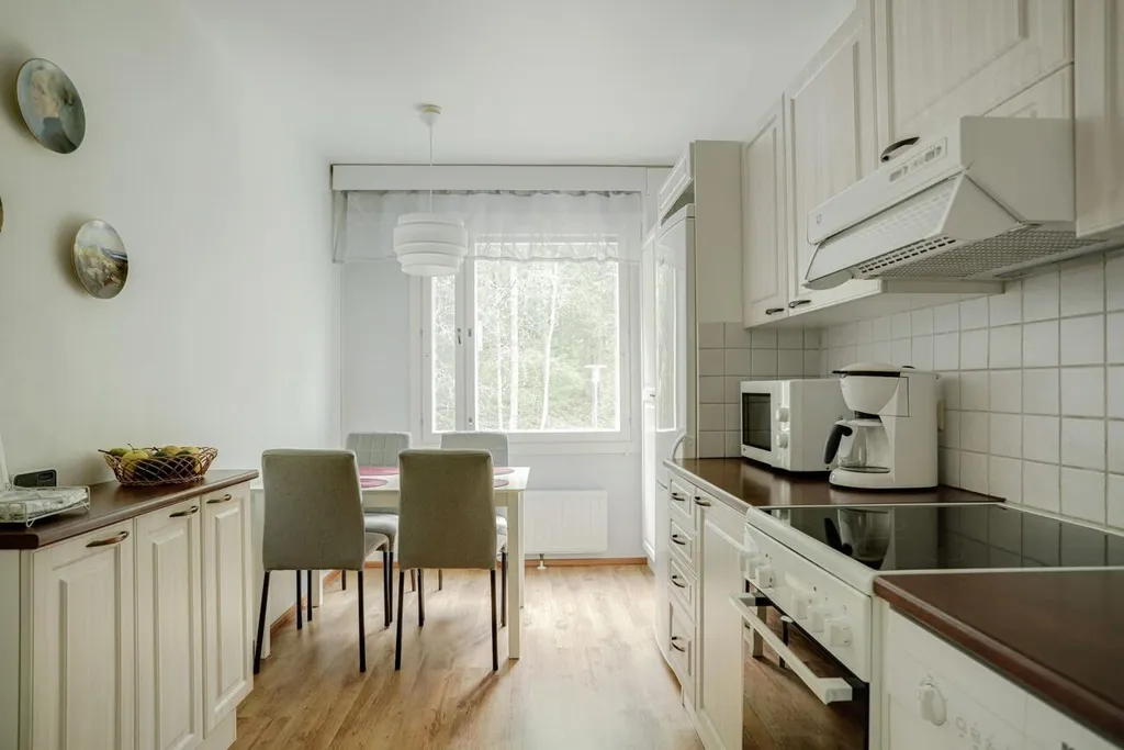 Köök - Spacious Triplex with Balcony in Kivimaan