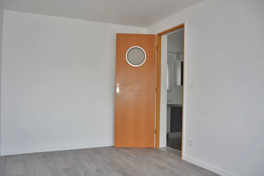 Pièces - Appartement 2 Pièces avec Parking à Épône