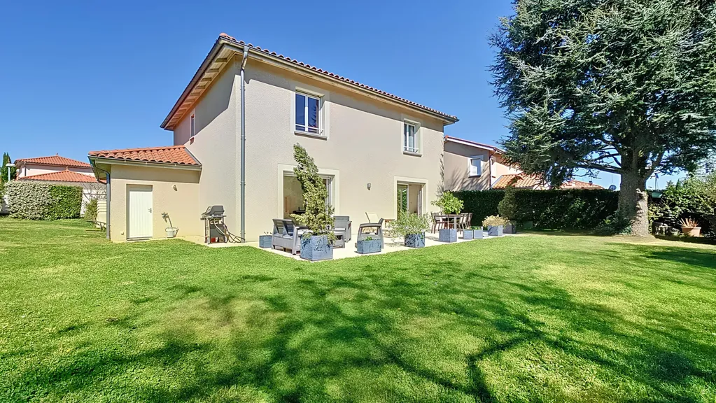 Jardin - Maison Récente avec Jardin à l'Écart des Nuisances