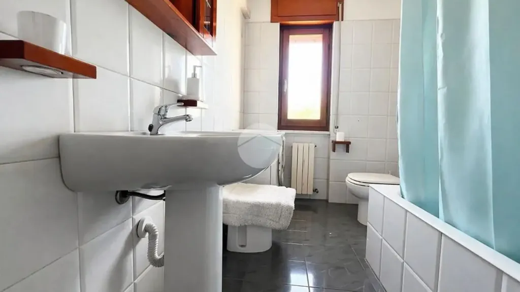 Salles de bain - Three-Bedroom Apartment with Balcony in Settimo