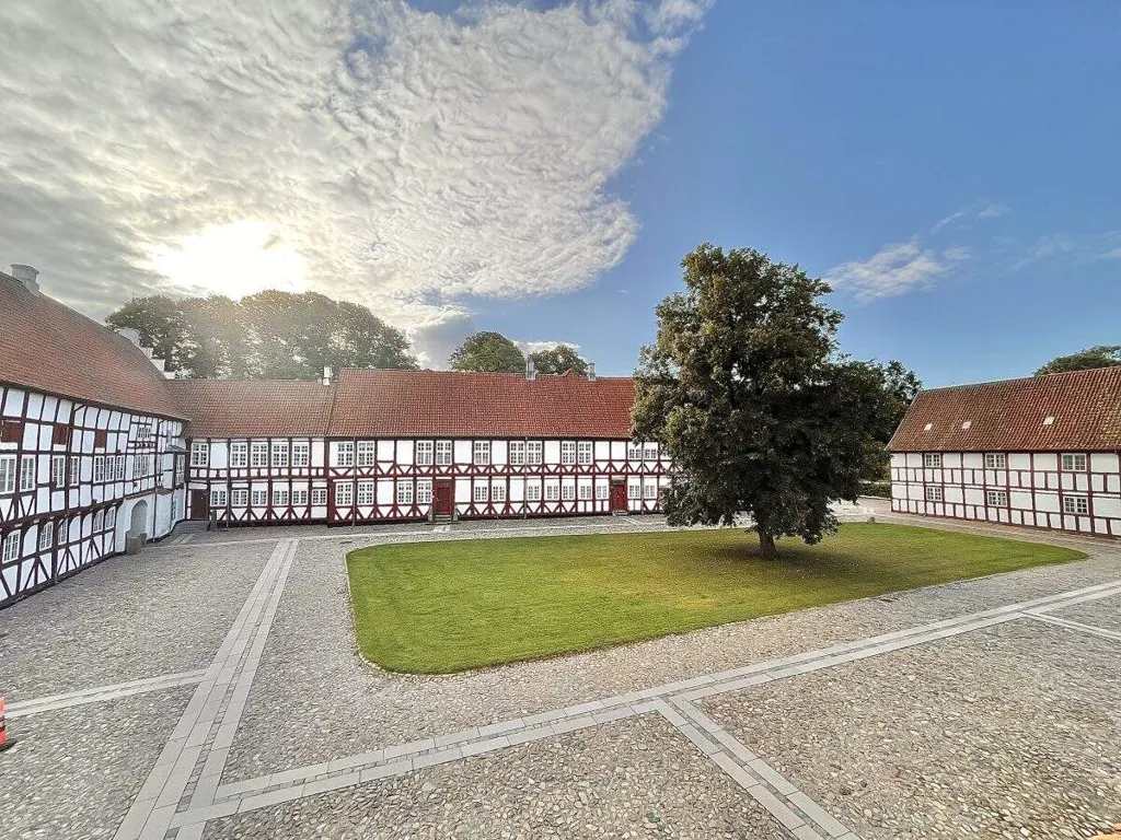Aed - 2-Bedroom Apartment with Garden in Aalborg