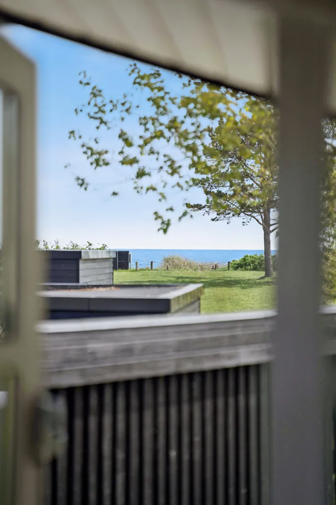 Terrass - Vacation House with Waterfront View in Elsegårde