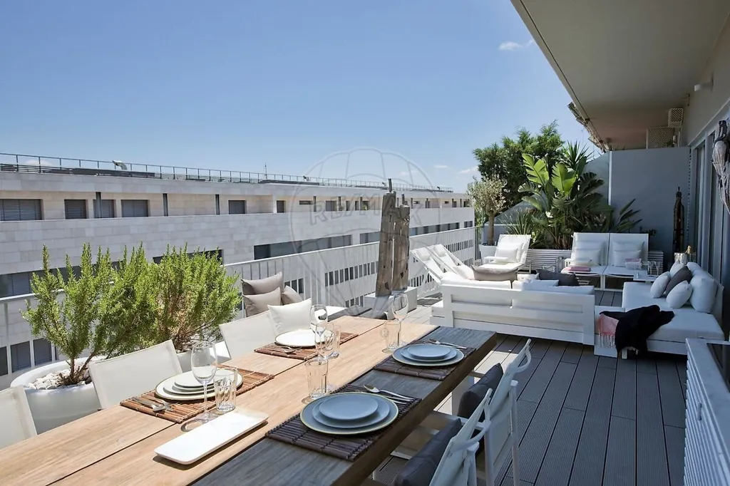 Terrasse - Lisbon Condo with Terrace and Fireplace