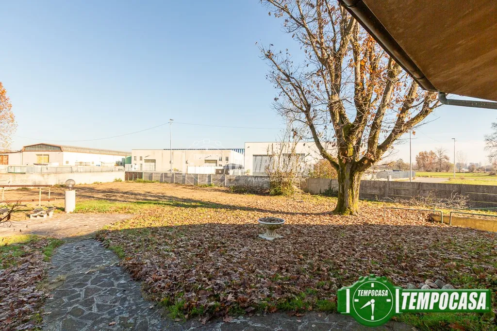 Aed - Villa with Pool in Monte Cremasco