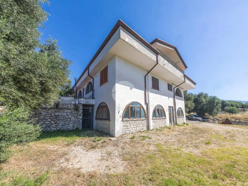 Extérieur - Versatile Villa with Olive Grove in Guidonia Montecelio