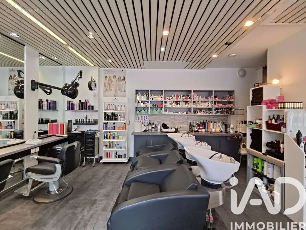 Rooms - Coiffure Salon with High Ceilings in Courbevoie