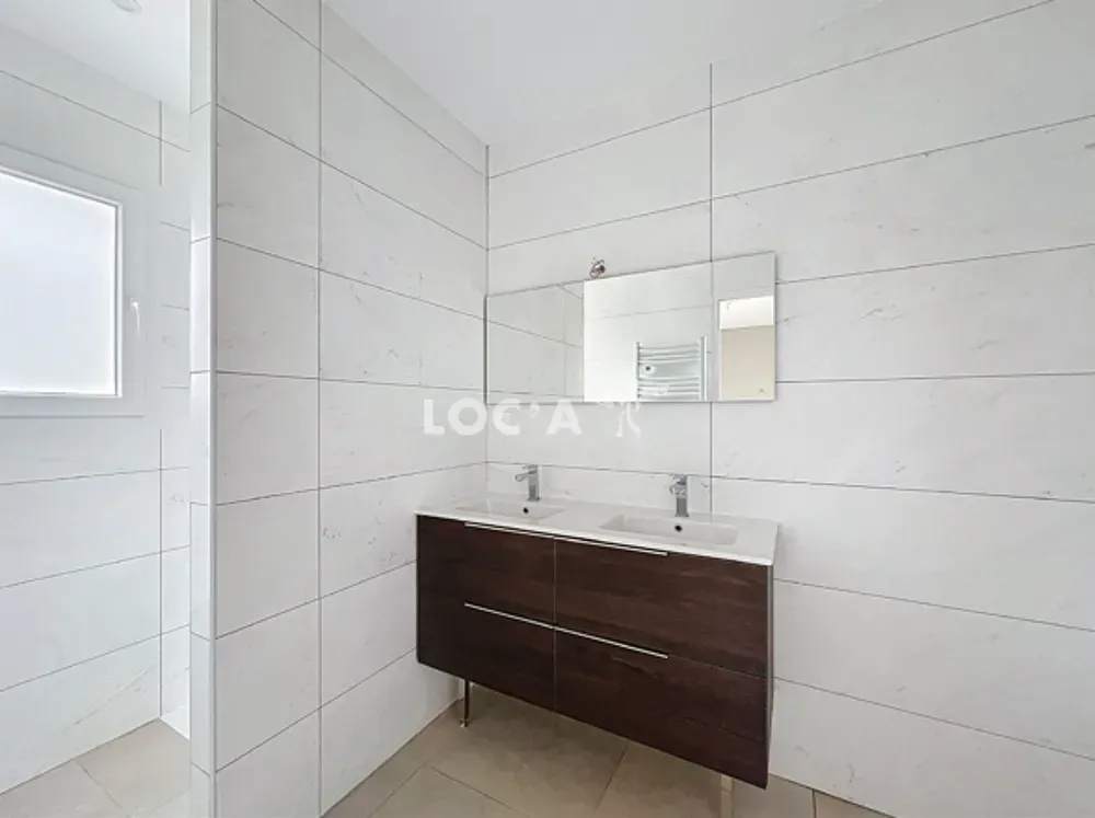 Salles de bain - Maison Individuelle avec Jardin à Arceau