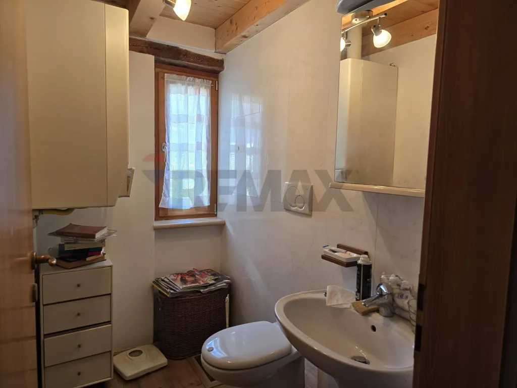 Bathrooms - Rustic Cottage with Terrace in Lamon