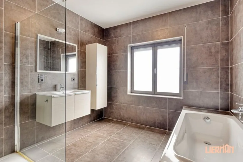 Salles de bain - Maison Rénovée avec Terrasse à Aalst