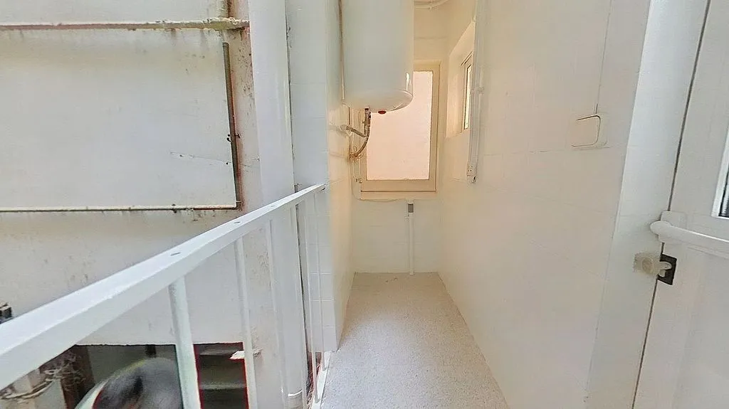 Aed - Three-Bedroom Flat with Metro Access in Verdun