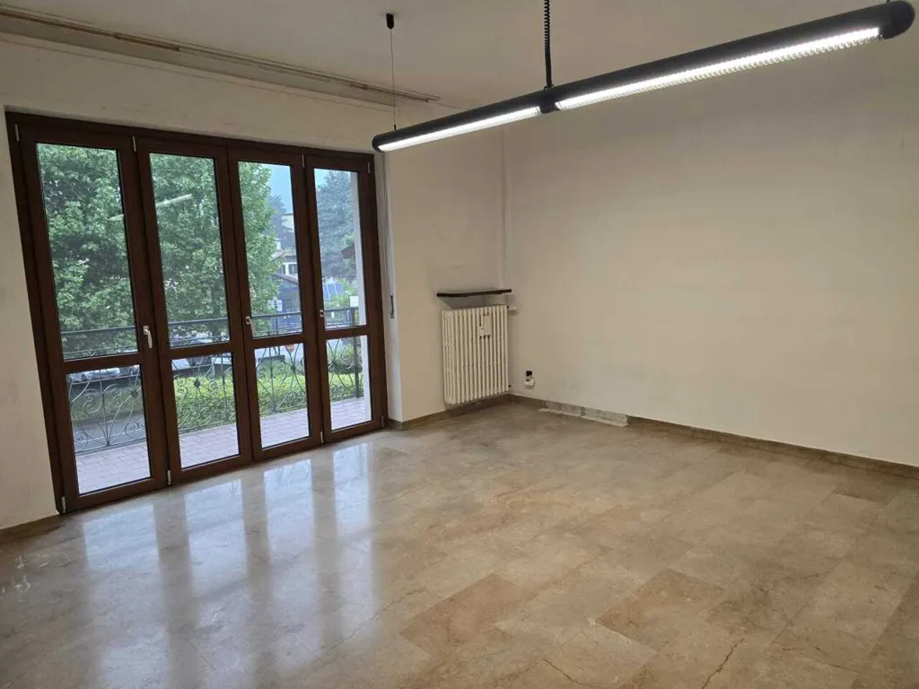Stanze - Spacious 3-Bedroom Apartment in Erba