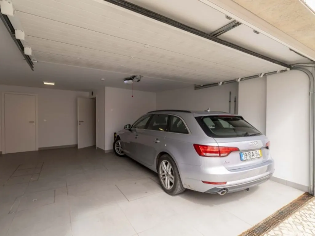 Garage - Luxury Semidetached House with Terrace in Cascais