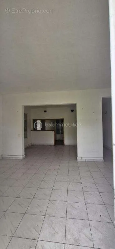 Entrée - Maison SATEC à Rénover avec Deux Parcelles au Tampon