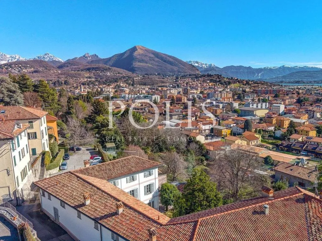Historic Villa with Lakeside Views in Como