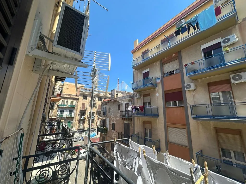 Balcony - Rustic Apartment with Balcony in Palermo