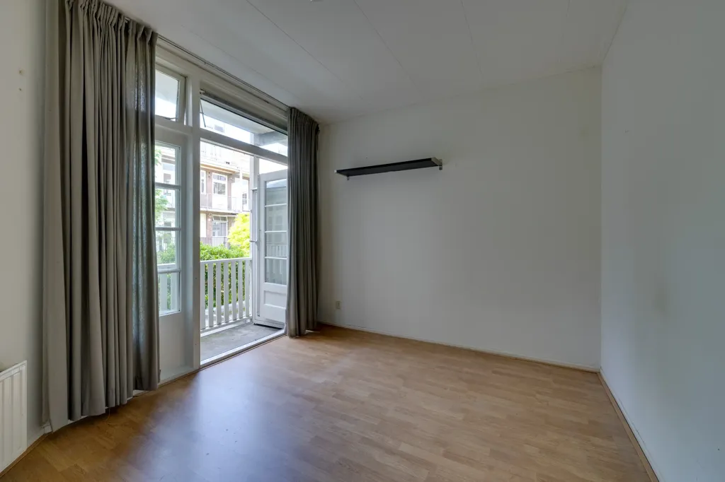 Magamistoad - Charming Two-Bedroom Apartment with Balconies in Amsterdam