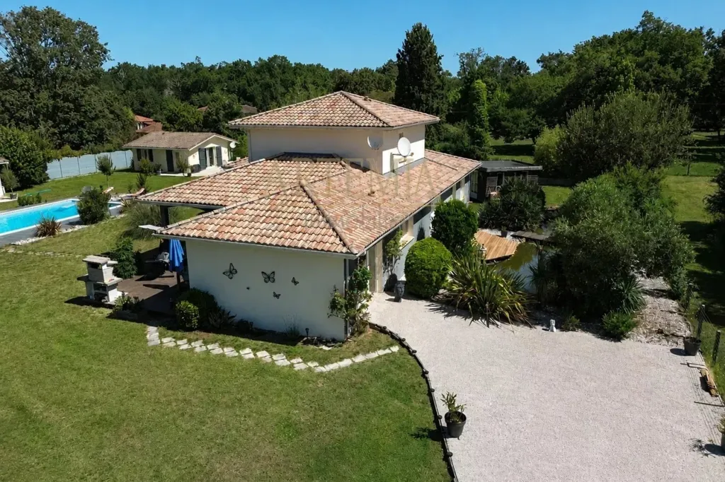 Vista aerea - Spacious House with Pool in Private Setting