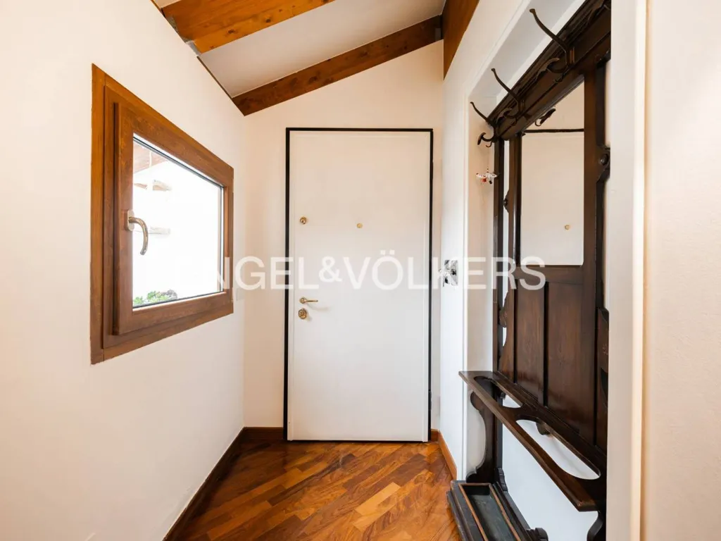 Entrée - Rustic Mansard with Terrace in Bologna