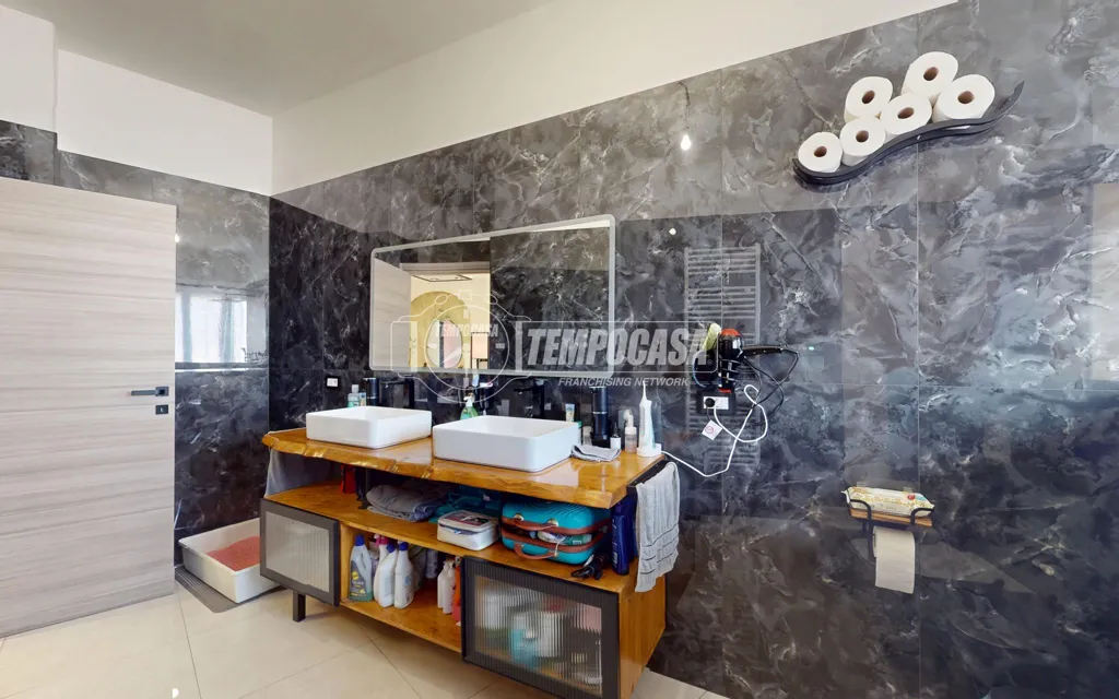 Bathrooms - Modernised Apartment with Balcony in Settimo Torinese