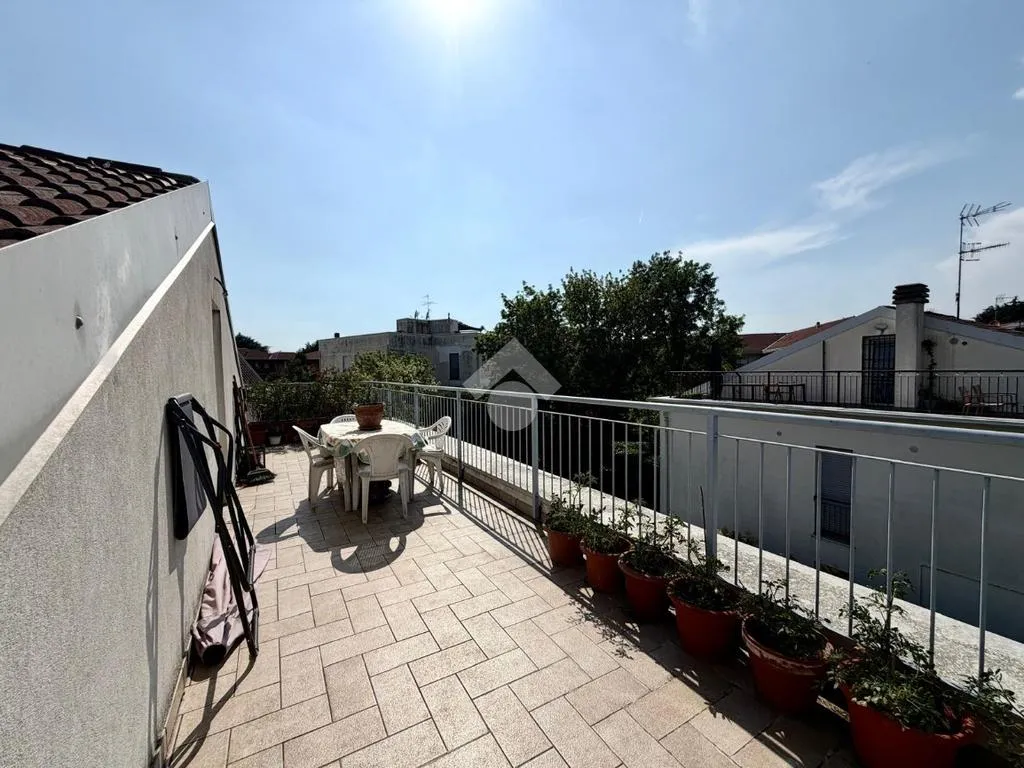 Terrazza - Three-bedroom Apartment with Balcony in Brescia