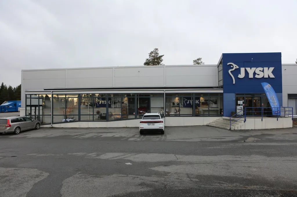 Extérieur - Large Property with Ample Parking near E14