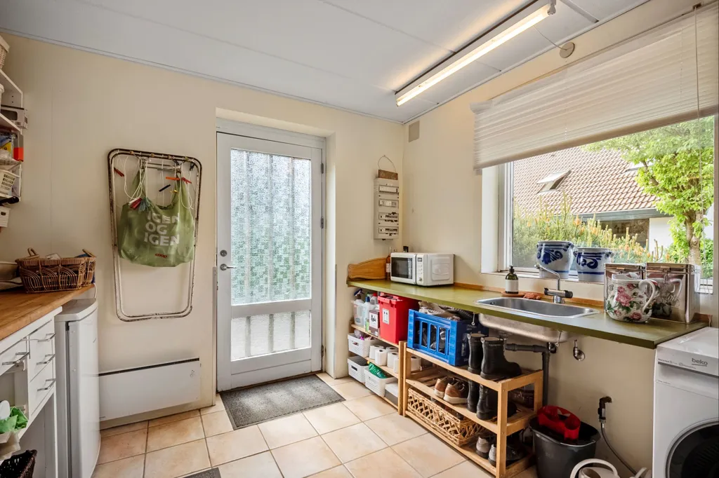 Pesuköök - Villa with Garden in Secure Area
