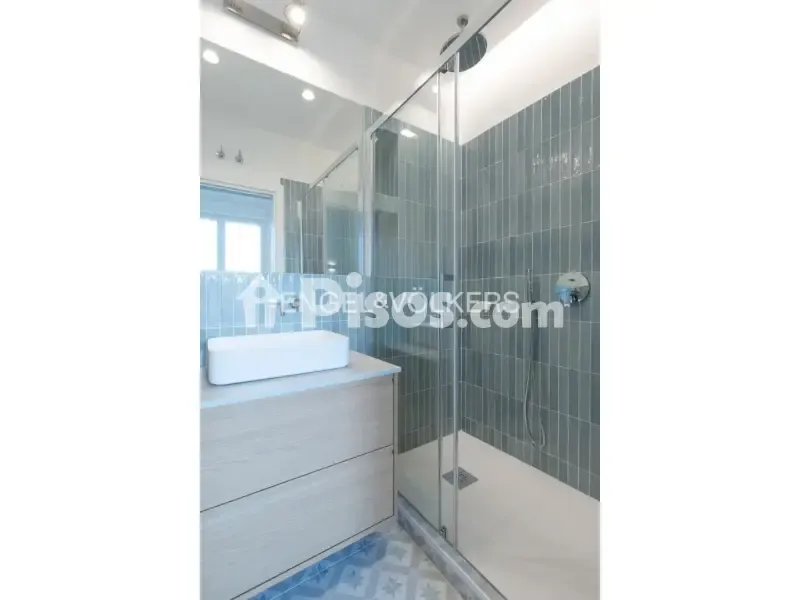Baños - Fully Renovated Apartment with Balcony in Justicia
