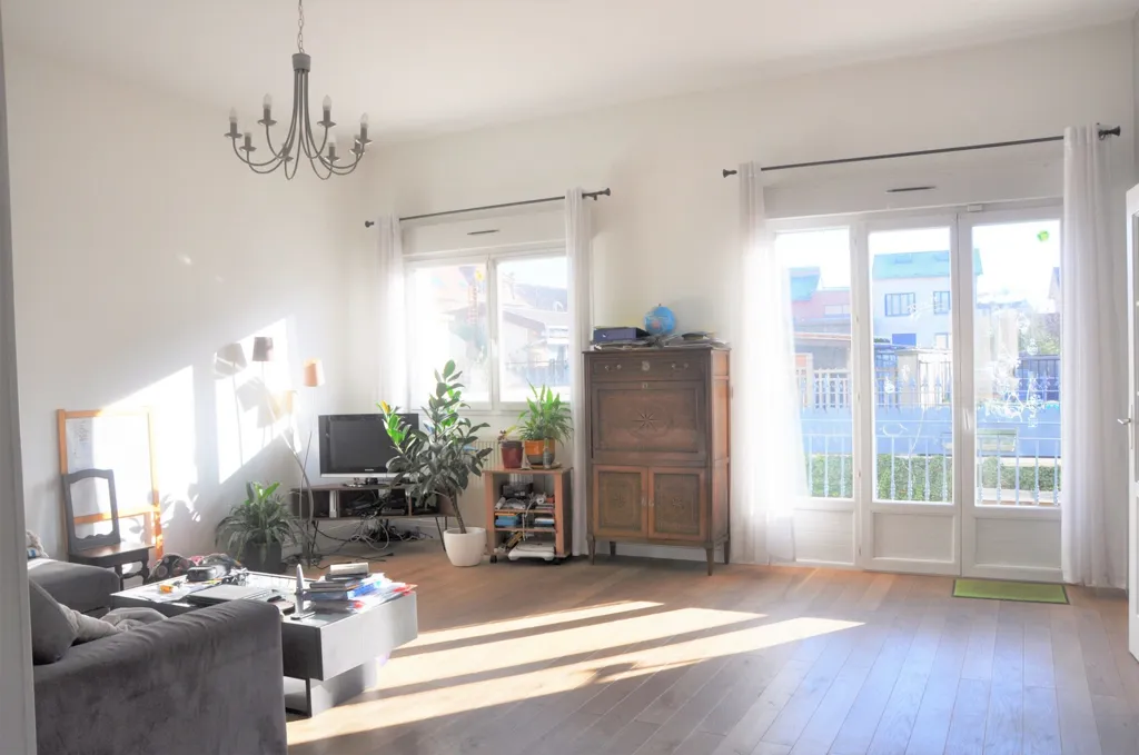 Elutuba - Luxury Duplex Apartment with Private Courtyard in Neuilly-Plaisance