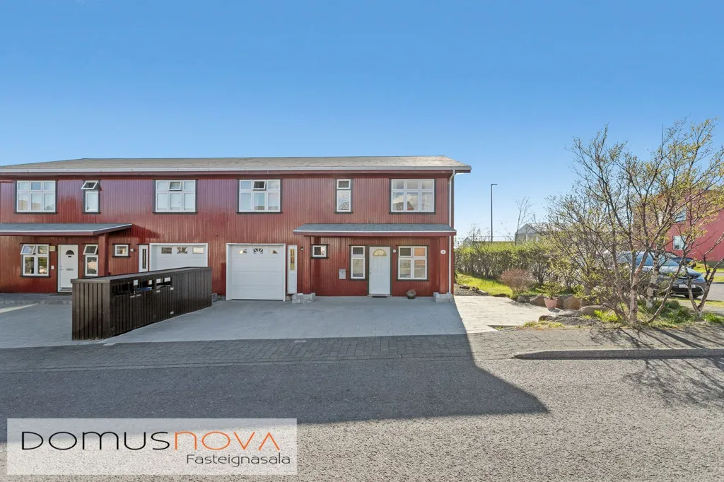 Välivaade - Two-Storey House with Garage in Hafnarfjörður