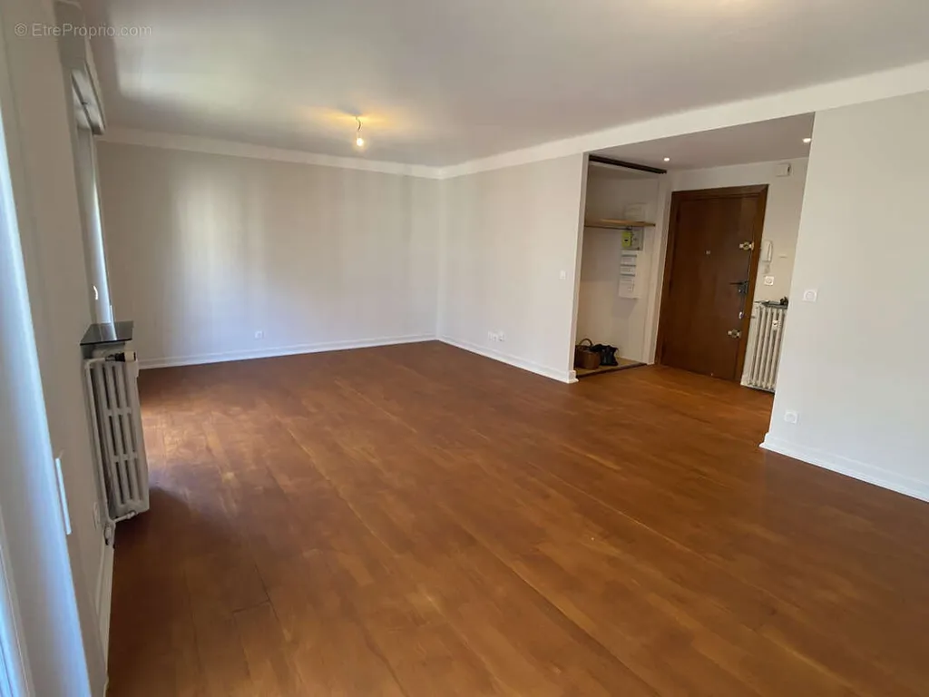 Elutuba - Spacious 4-Bed Flat with Balcony in City Centre
