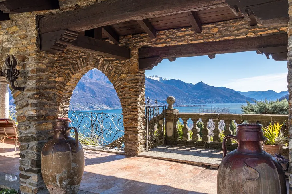 Terrasse - Luxury Villa with Lake View in Dongo