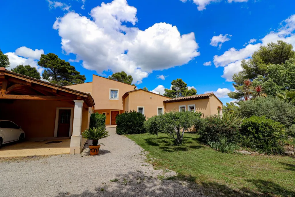 Extérieur - Propriété avec Piscine et Jardin Paysager à Flayosc