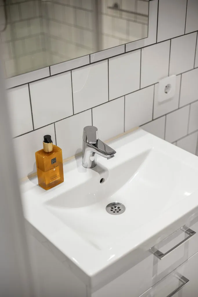 Salles de bain - Two-Bedroom Flat with Balcony in Central Knivsta