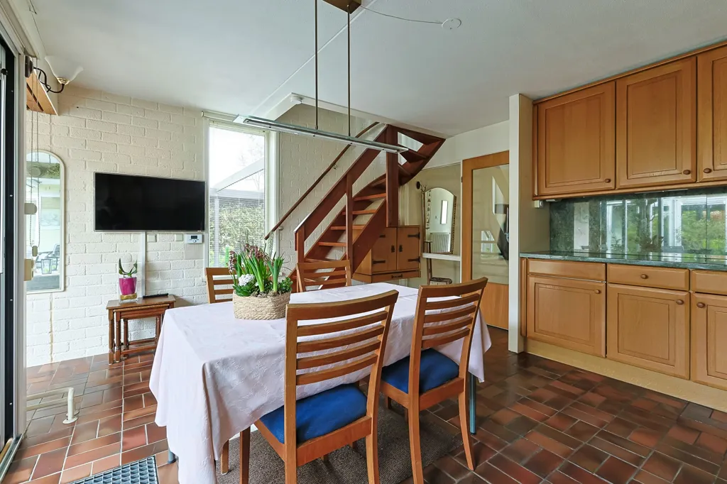 Söögituba - Playfully Designed Corner Home with Patio in Leiderdorp