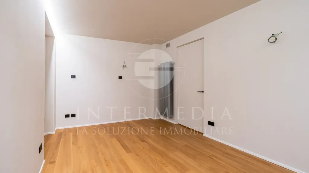 Esik - Rusticated Flat with Balcony in Brescia