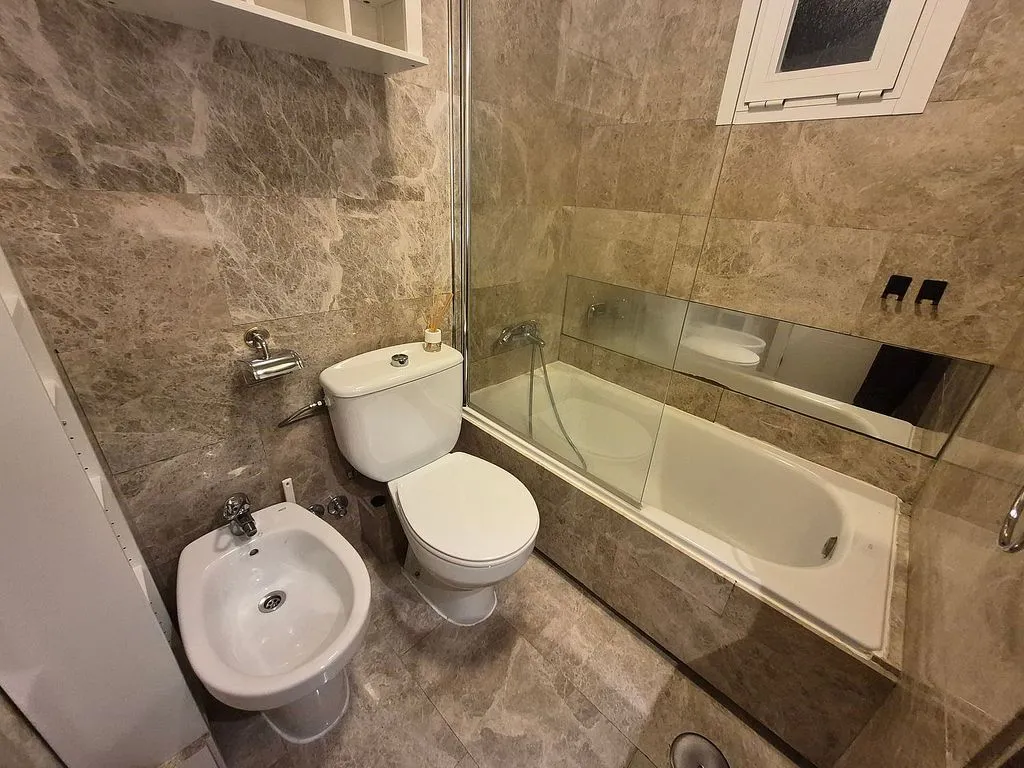 Salles de bain - Bright 1-Bed Flat with Balcony in Salamanca