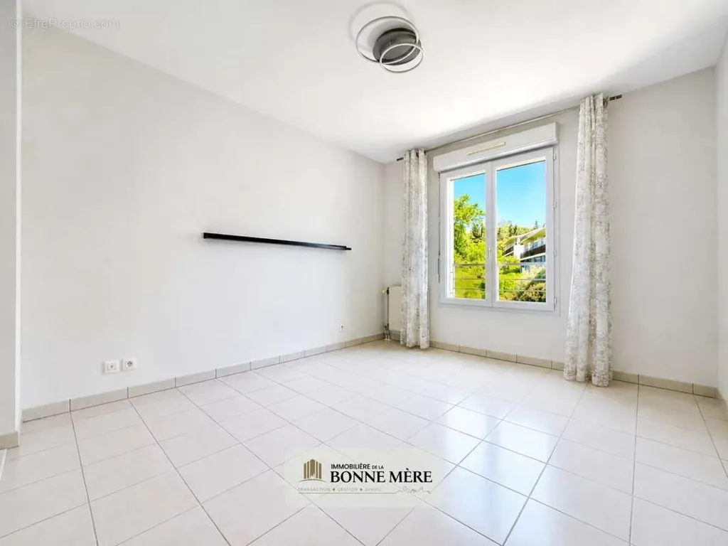 Toad - Spacious 4-Bed Flat with South Terrace in Marseille