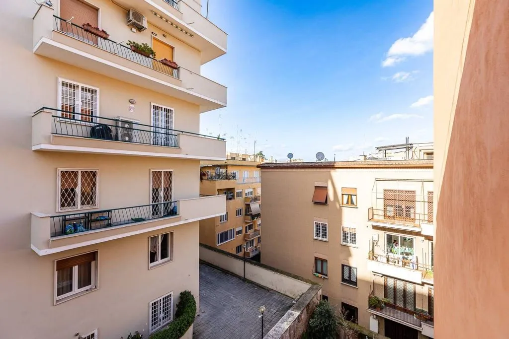Rõdu - Luxury Flat with Balcony in Rome's Trieste