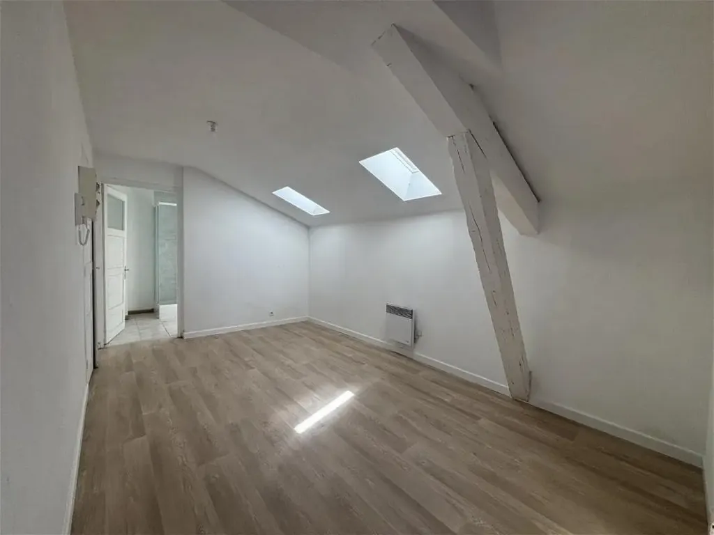 Toad - Studio with Centre Proximity in Valence
