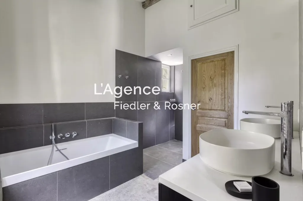 Salles de bain - Villa Rénovée avec Piscine Chauffée à Ramatuelle