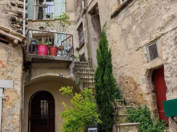 Välivaade - Provençal Townhouse with Courtyard in Cucuron