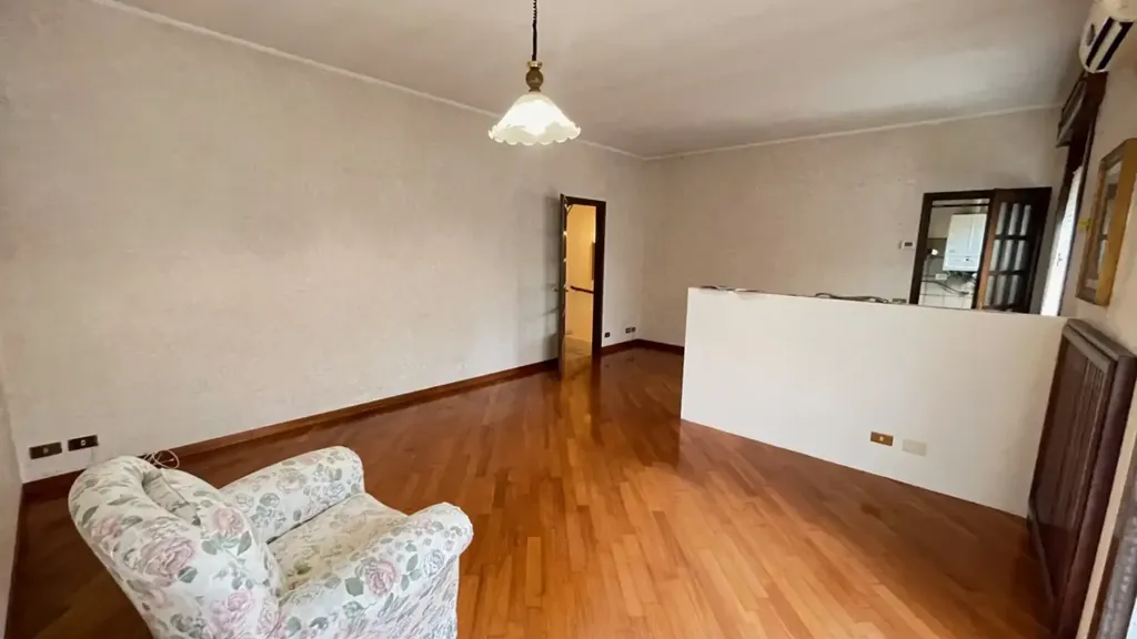 Elutuba - Spacious Apartment with Balcony in Suzzara