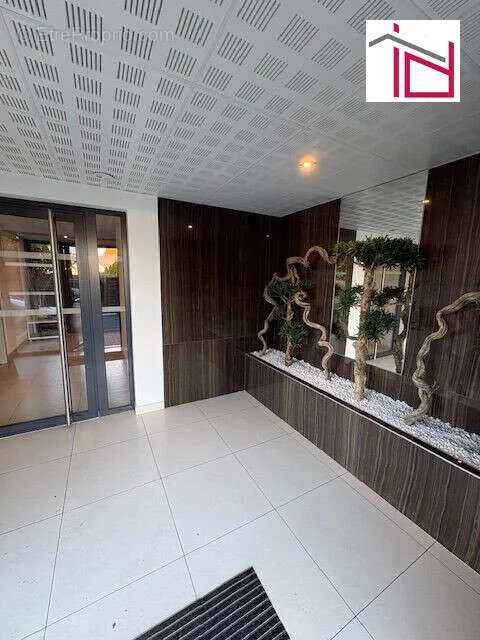 Esik - Modern Flat with Terrace in Prestigious Residence