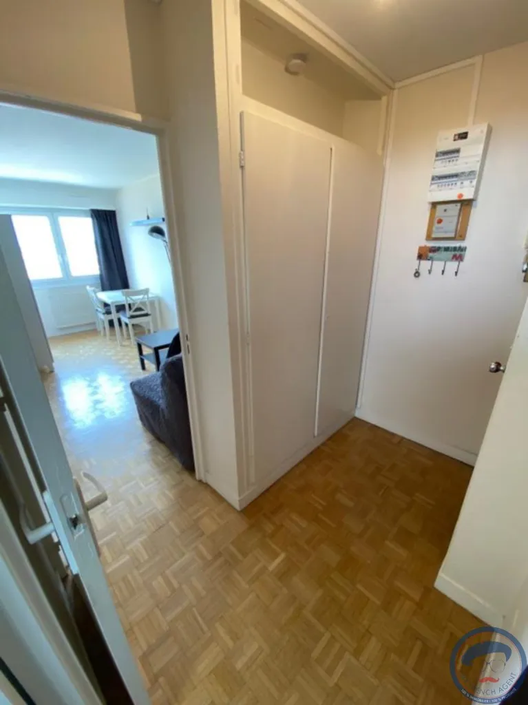 Esik - Furnished Flat with South-West View in Tours