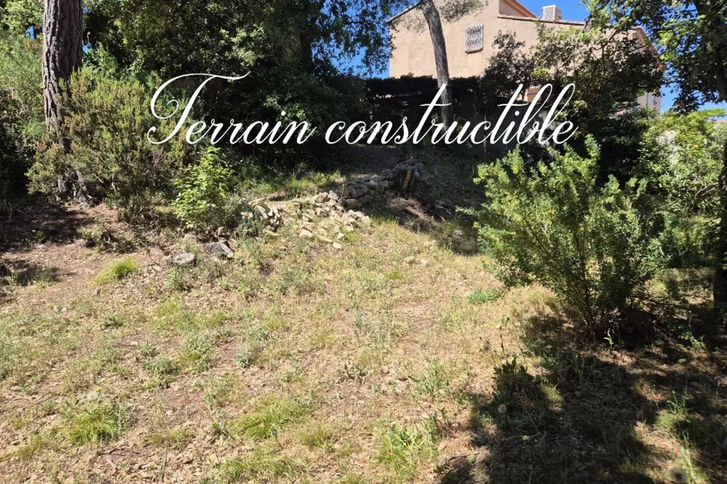 Aed - 10-Piece Plot with Sea Access in Six Fours les Plages