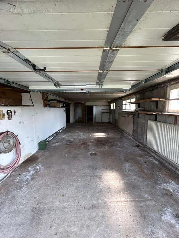 Garage - Maison avec Vue Dégagée sur les Hauteurs de Darney