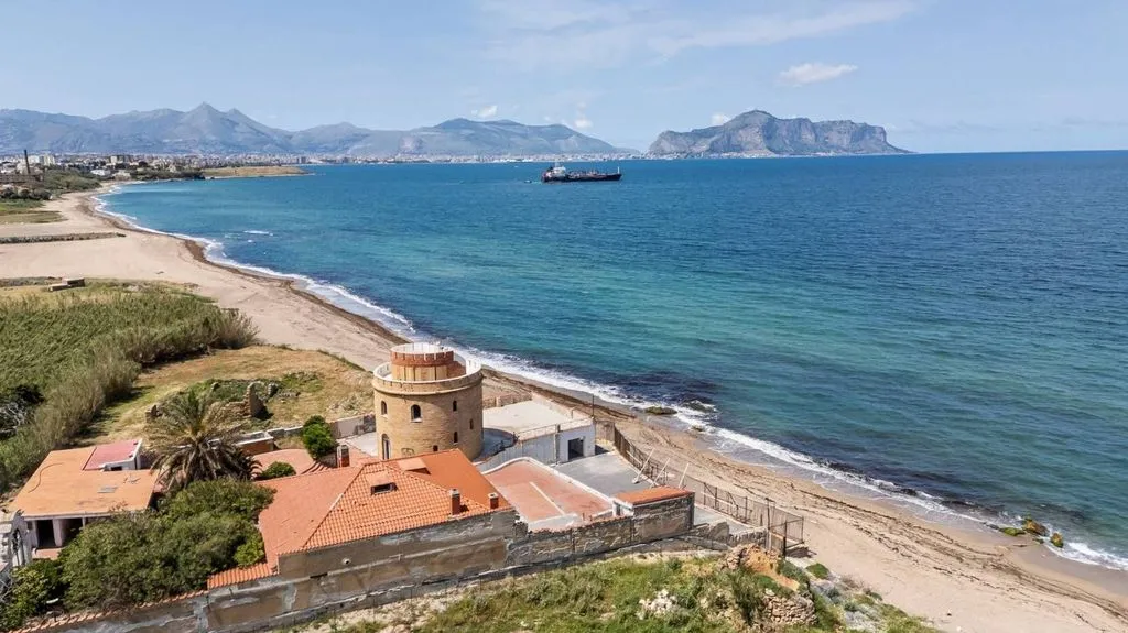 Vue aérienne - Beachfront Villa with Historic Character in Palermo