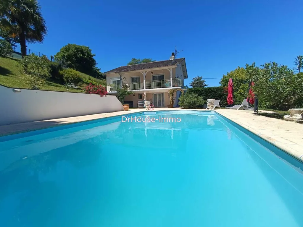 Piscine - Maison avec Piscine et Terrasses à Gurmençon