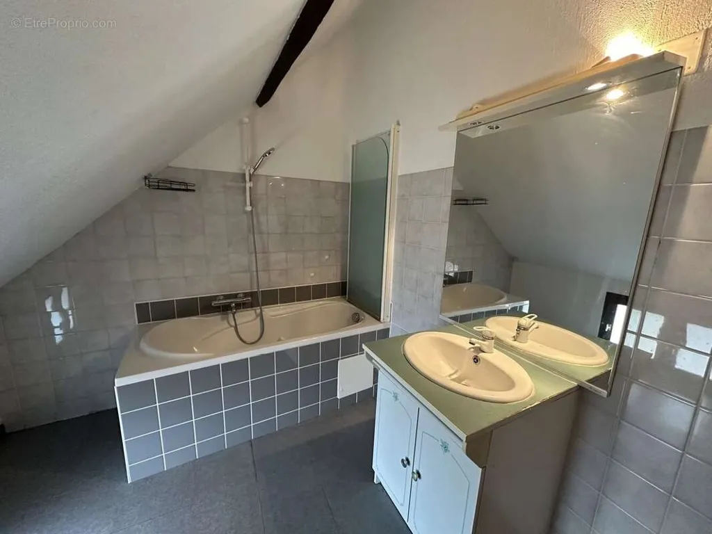 Salles de bain - Bungalow de plain-pied avec cour à Harbonnières